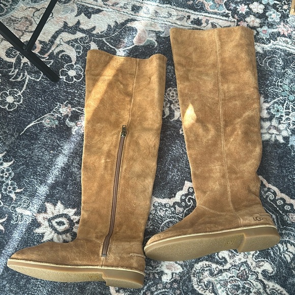 UGG - Picture 1 of 6